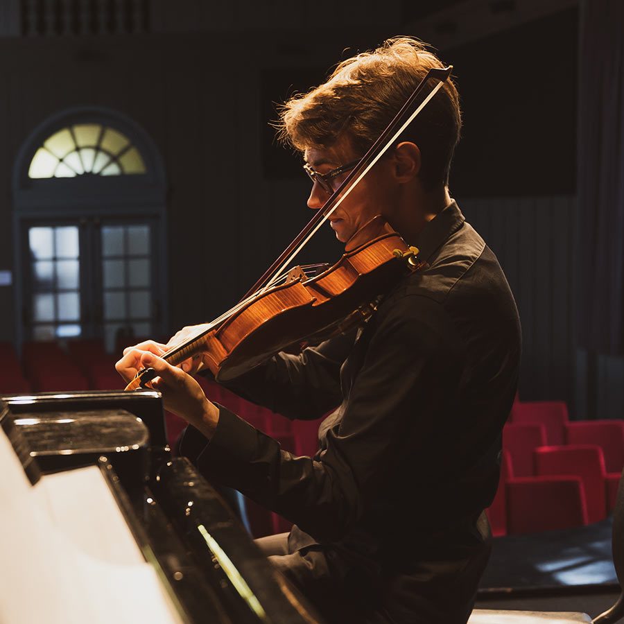 concerts-events Kenneth Renshaw performing